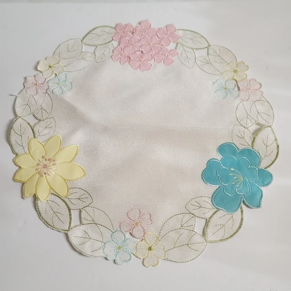 Vintage Grannycore Pastel Floral Embroidery Applique Placemat
